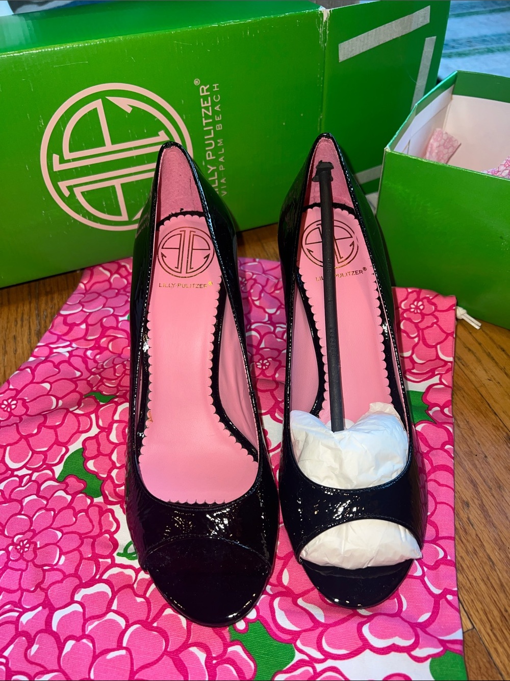 Lilly Pulitzer Black open season Patent Peep-Toe Heels with Pink Insole 7m nwt